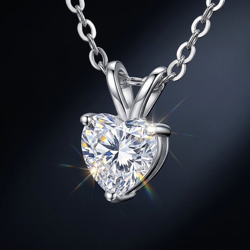 UNIQAL AMORA Silber Herzdesign mit D-farbloser Moissanit Brillanz und VVS1 Reinheit für luxuriösen Glanz.
