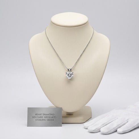 UNIQAL AMORA Silber Herzkette auf Schmuckbüste präsentiert als zeitloses Collier für Frauen mit Sinn für Romantik.