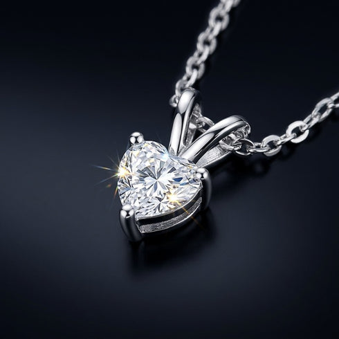 UNIQAL AMORA Silber mit Weißgold-Beschichtung, Herz-Moissanit und exklusivem Kontrast für moderne Schmuckfotografie.