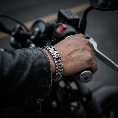 ANUBIS am Handgelenk Biker Style – satt ausgewogen 16mm breit getragen Uniqal