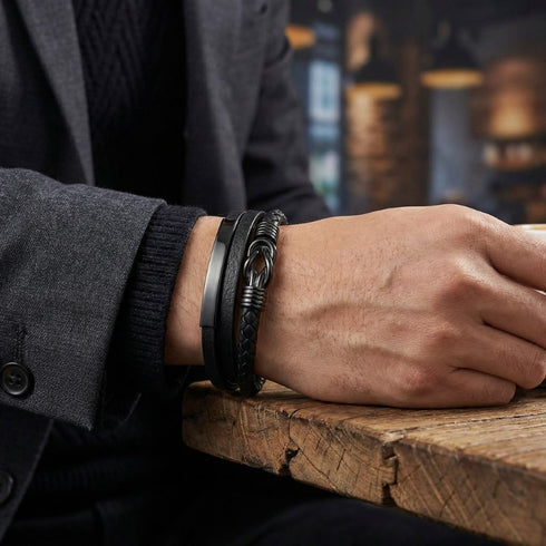 APERION Lederarmband am Handgelenk getragen, maskuliner Stil, Verbundenheit