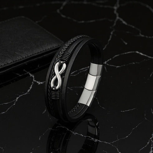 Symbolisches UNIQAL Schmuckdesign mit Zeichen der Unendlichkeit – steht für Verbindung, Vertrauen und Stilbewusstsein.