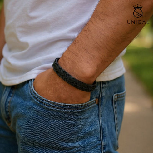 Uniqal Herren Lederarmband in Schwarz – maskuliner Look für Freizeit und Alltag, passt zu Jeans, T-Shirt und sportlichem Stil. Zeigt Persönlichkeit, Selbstbewusstsein und modernen Lifestyle.
