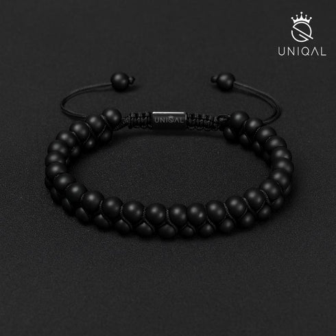 Mattschwarzes Onyx-Armband von Uniqal, luxuriös präsentiert auf schwarzem Hintergrund, zweireihiges Design