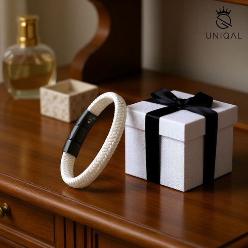 Uniqal Armband Weiß – stilvolle Geschenkidee aus geflochtenem Echtleder mit Magnetverschluss, elegant & zeitlos.