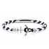 UNIQAL ARUBA Lederarmband aus geflochtenem Premiumleder in Dunkelblau und Weiß mit filigranem Anker und Sicherheitsverschluss aus Edelstahl.
