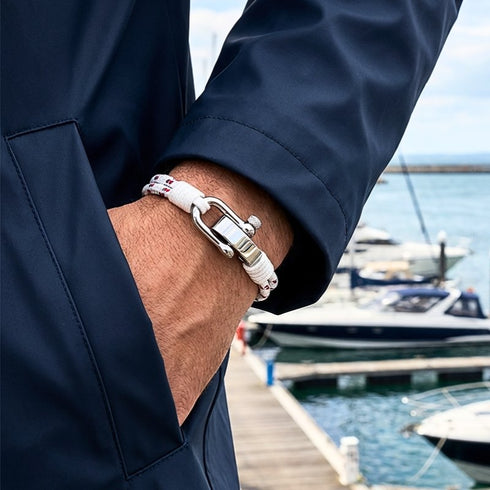 Exklusive Geschenkidee mit Personalisierung, inspiriert von Segeln, Küste und klarer Linienführung