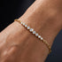 UNIQAL AURELIA filigraner Armschmuck mit sanftem Lichtspiel und femininer Goldästhetik