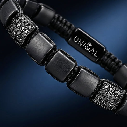 Schwarzer Achat Naturstein mit Zirkonia Details in Nahaufnahme modernes Armbanddesign mit personalisierbarem Verschluss