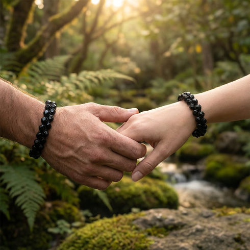 Uniqal Black Energy Edelsteinarmband aus schwarzem Turmalin getragen im Alltag – zweireihiges Design, ruhige Stärke