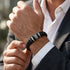 Uniqal BLACK MAMBA Armband am Handgelenk – elegantes schwarzes Herrenarmband mit silberfarbenen Details für Business, Büro und stilvolle Auftritte.
