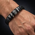 Uniqal BLACK MAMBA Armband mit Gravur – personalisierbares schwarzes Herrenarmband mit silberfarbenen Details und kraftvollem Look.
