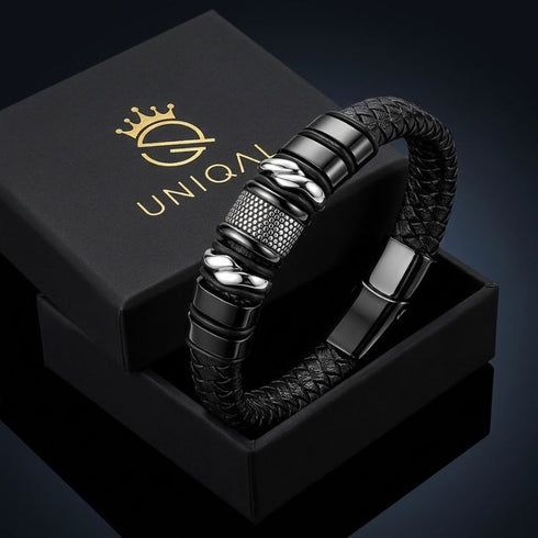 Uniqal BLACK MAMBA Armband mit Gravur – markantes schwarzes Herrenarmband mit geflochtenem Design und metallischen Details für einen kraftvollen Look.