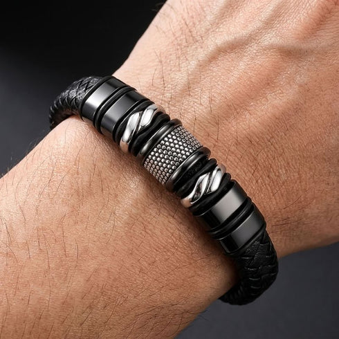 Uniqal BLACK MAMBA Herrenarmband am Handgelenk – luxuriöses schwarzes Accessoire mit silberfarbenen Akzenten für stilbewusste Männer.