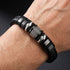 Uniqal BLACK MAMBA Herrenarmband am Handgelenk – luxuriöses schwarzes Accessoire mit silberfarbenen Akzenten für stilbewusste Männer.