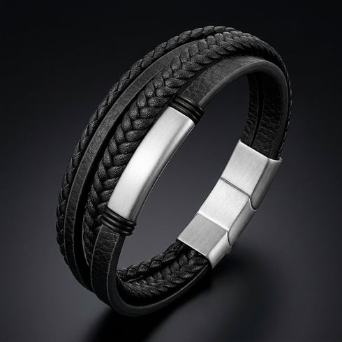 Uniqal BLACK OLIVE Armband mit Gravur – personalisierbares schwarzes Herrenarmband mit zentraler Metallplatte und markantem Mehrfachdesign.
