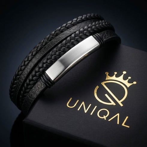 Uniqal BLACK OLIVE Armband mit Gravur – mehrreihiges schwarzes Herrenarmband mit silberfarbener Gravurplatte und modernem Lederdesign.