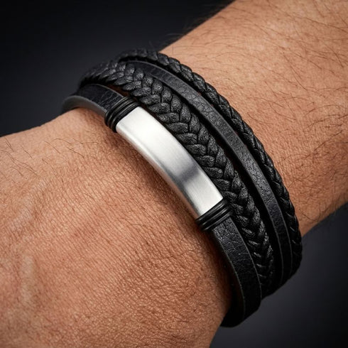 Uniqal BLACK OLIVE Herrenarmband mit personalisierter Gravur – individuelles schwarzes Lederarmband mit geflochtenen Details für stilbewusste Männer.