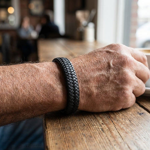 Elegantes Lederaccessoire mit klarer Struktur und individueller Personalisierung