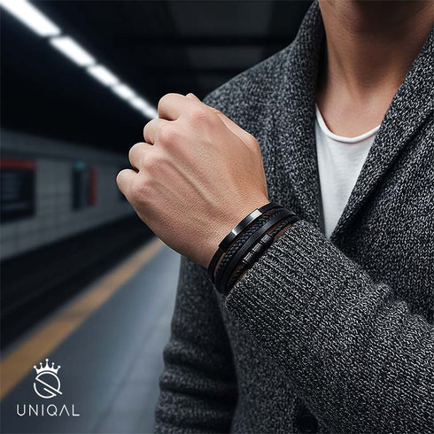 BLACK SHAPE schwarzes Lederarmband getragen zum urbanen Outfit – modernes Accessoire mit Gravurplatte und klarer Linienführung