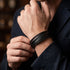 Uniqal BLACKY Herrenarmband am Handgelenk – schwarzes mehrreihiges Lederarmband für Business, Abendveranstaltungen und einen stilvollen Auftritt.