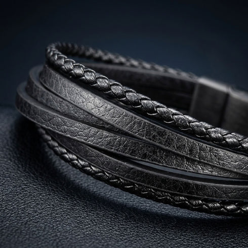 Uniqal BLACKY Armband mit Gravur – personalisierbares schwarzes Herrenarmband mit mehrreihigem Lederdesign und hochwertigen Strukturdetails.