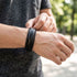 Uniqal BLACKY Herrenarmband am Handgelenk – schwarzes mehrreihiges Lederarmband für Freizeit, Outdoor und einen modernen Casual-Look.