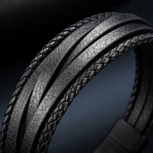 Uniqal BLACKY Herrenarmband mit personalisierter Gravur – individuelles schwarzes Lederarmband mit geflochtenen Elementen und markantem Design.