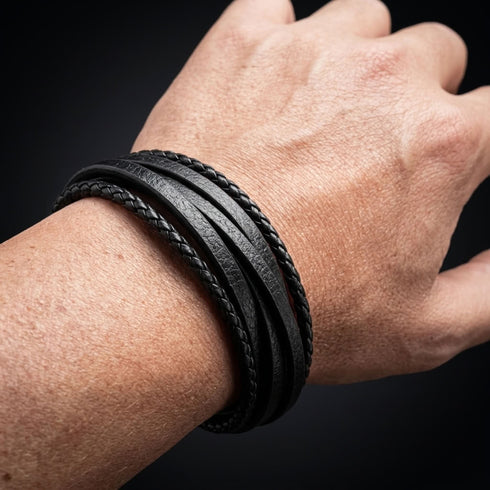 Uniqal BLACKY Herrenarmband – modernes schwarzes Mehrfacharmband am Handgelenk mit geflochtenen Lederakzenten.