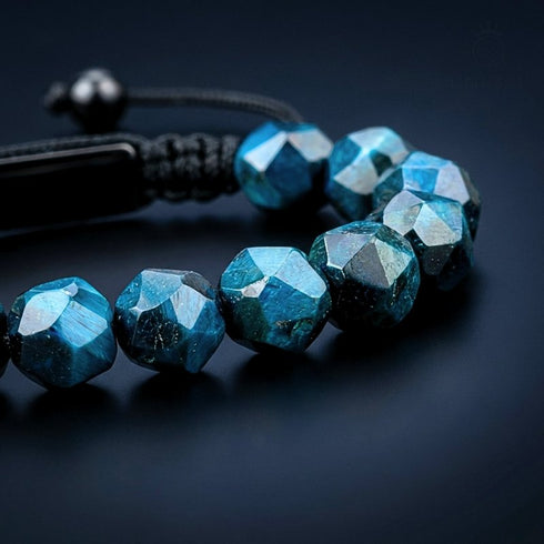 Facettierte Falkenauge Edelsteinperlen in Nahaufnahme mit intensivem Blau Türkis Farbspiel und personalisierbarem Armbanddesign