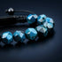 Facettierte Falkenauge Edelsteinperlen in Nahaufnahme mit intensivem Blau Türkis Farbspiel und personalisierbarem Armbanddesign