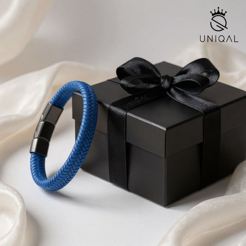 Edles Armband in tiefem Meeresblau – inspiriert von Freiheit, Stärke und dem Gefühl, Teil eines großen Ganzen zu sein. Für Menschen mit Leidenschaft, Charakter und Sinn für Stil – im Leben, am Meer oder auf der Tribüne. Uniqal