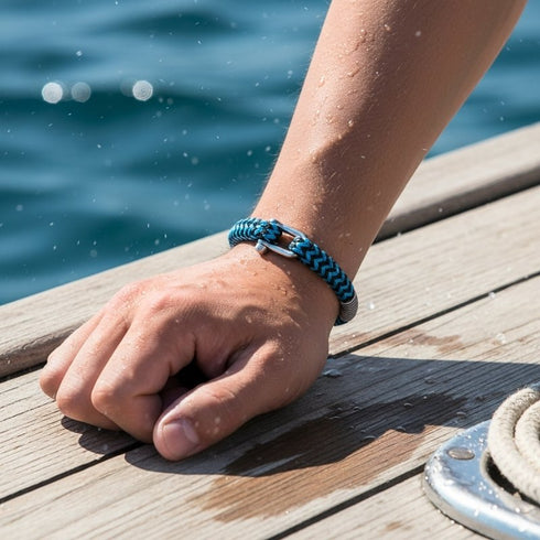 Uniqal BLUE OCEAN maritimes Armband aus blauem Segeltau am Handgelenk getragen auf einem Boot