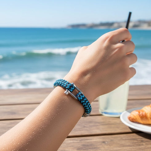 Uniqal BLUE OCEAN maritimes Armband am Handgelenk getragen im entspannten Küstenambiente