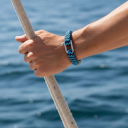 Uniqal BLUE OCEAN Seilarmband aus blauem Segeltau mit maritimem Charakter am Handgelenk
