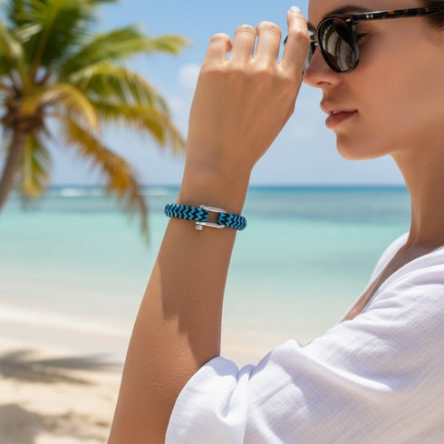 Uniqal BLUE OCEAN Seilarmband aus blauem Segeltau getragen bei Sonne und Meer im Urlaubsstil