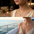 UNIQAL Blumen Collier Luxus Stil mit strahlendem Moissanit getragen im exklusiven Sommer Look