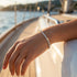Funkelndes Uniqal Tennisarmband mit Rund-Brillant Moissanit elegant am Handgelenk getragen