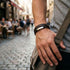Uniqal BROWN OLIVE Armband für Männer – modernes mehrreihiges Herrenaccessoire in Braun und Silber für einen lässigen, gepflegten Stil.