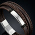 Uniqal BROWN OLIVE Armband mit Gravur – braunes Herrenarmband mit mehreren Ledersträngen und eleganter silberfarbener Gravurplatte.
