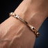 UNIQAL CALDO HOLZ ROSEGOLD als stilvolles Accessoire für moderne Outfits und warme Premium-Looks.