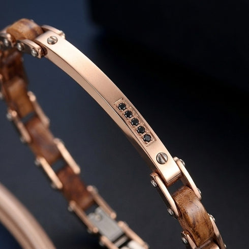 UNIQAL CALDO HOLZ ROSEGOLD verbindet Edelstahl, Holz und Roségold zu einem eleganten italienischen Design.