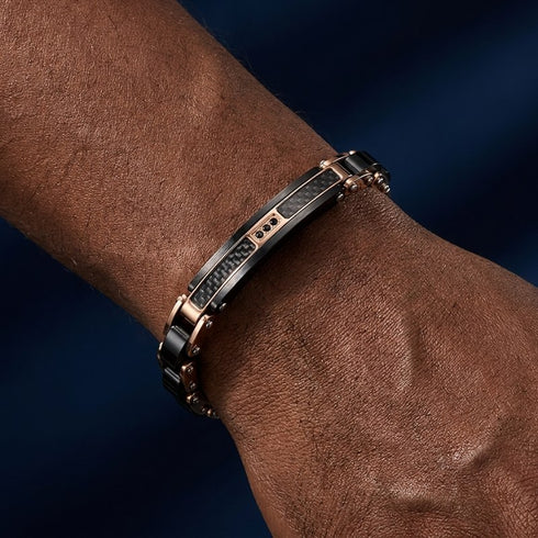 UNIQAL CARBONE Armband am Handgelenk getragen, elegante Verbindung aus Carbonfaser, Holz und Edelstahl für einen modernen Business-Look mit luxuriöser Ausstrahlung
