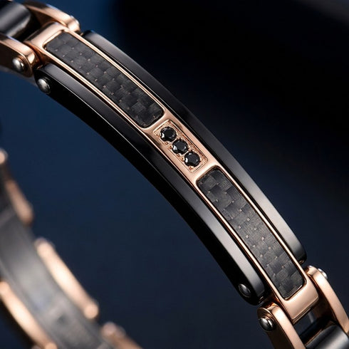 Makroansicht des UNIQAL CARBONE Schmuckarmbands mit fein gewebter Carbonoberfläche, dunklen Schmucksteinen und hochwertigen Metallelementen für einen exklusiven und futuristischen Look