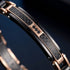 Makroansicht des UNIQAL CARBONE Schmuckarmbands mit fein gewebter Carbonoberfläche, dunklen Schmucksteinen und hochwertigen Metallelementen für einen exklusiven und futuristischen Look