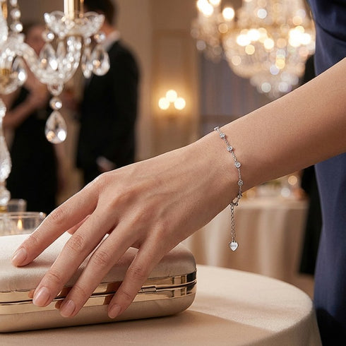 Elegantes Damenarmband mit Moissanit Steinen getragen bei festlicher Abendstimmung, filigraner Silberschmuck mit individueller Gravur möglich