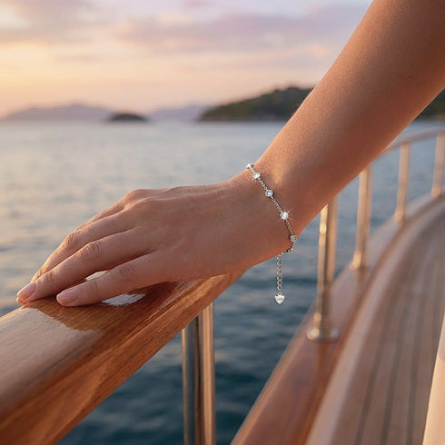 Filigranes Moissanit Damenarmband aus Sterling Silber getragen auf einem Boot, luxuriöser Armschmuck mit Gravur Option