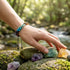 Facettiertes Chakra Edelsteinarmband in Bewegung am Handgelenk getragen mit lebendigen Farben und ruhiger Ausstrahlung
