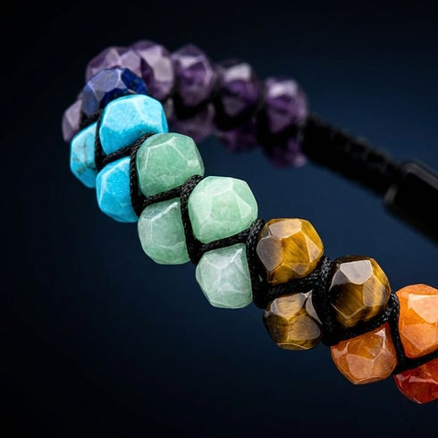 Makroaufnahme eines Chakra Armbands mit sieben Edelsteinen und harmonischem Farbübergang mit personalisierbarem Verschlussdetail