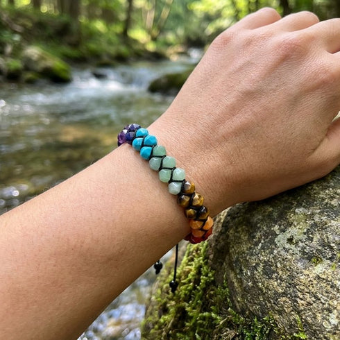 Edelsteinarmband mit sieben Chakra Steinen am Handgelenk getragen für Damen und Herren mit ausdrucksstarkem Farbspiel